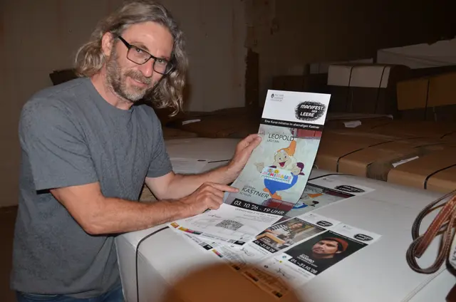 Gernot Bittlingmaier mit den Plakaten für die Projekte. | Foto: Oblak