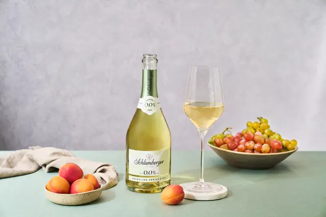 Mit "Sparkling Verjus &amp; Tea 0,0 %" präsentiert die Sektkellerei Schlumberger eine alkoholfreie Innovation. | Foto: Schlumberger / Melina Kutelas