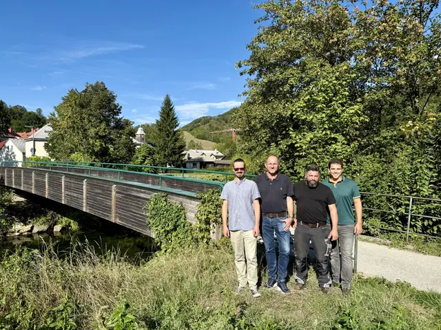 Auf die bevorstehende Generalsanierung des Holzsteges in Marktl freuen sich Stadtamtsdirektor Thomas Dobner, Unternehmer Wolfgang Gruber, der designierte Bauhofvorarbeiter Hannes Gravogl und Bürgermeister Manuel Aichberger. | Foto: Foto: GM Lilienfeld