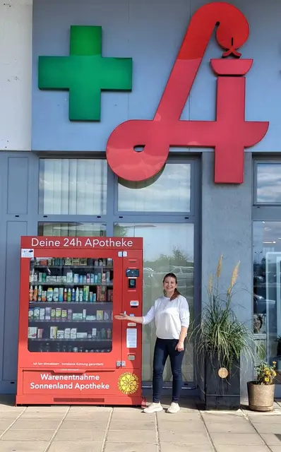 Seit Juli gibt es vor der Sonnenland Apotheke in Neusiedl am See einen Automaten mit diversen Produkten, welche nun 24/7 zugänglich sind. | Foto: Sonnenland Apotheke