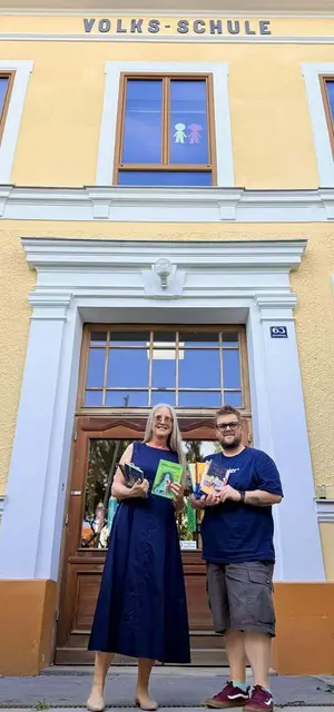 Gemeinderätin Susanne Selkmann (SPÖ) überbrachte das Lesepaket mit zehn Kinderbüchern. | Foto: SPÖ Klosterneuburg