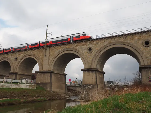 Am westseitigen Pfeiler des Viadukts in Neulengbach war eine Gedenktafel an die Kaiserin-Elisabeth-Bahn angebracht. | Foto: ÖBB