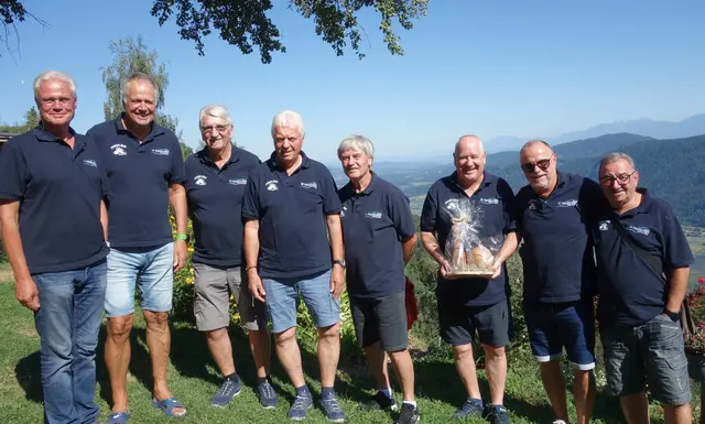 Die Kegelmannschaft „Sandflöhe“, die vom Moar Sigi Seirer wurde mit neuen Polo-Shirts ausgetstattet. | Foto: Privat
