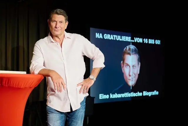 In Na gratuliere…, seinem 4. Soloprogramm, feiert Wolfgang Fifi Pissecker gleich mehrere Jubiläen und setzt sich auch mit dem Tod auseinander.  | Foto: Na Gratuliere… von 16 bis 60!