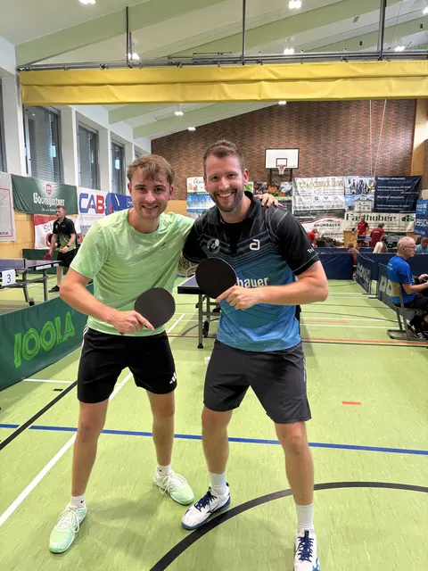 Turniersieger Gabriel Fesel (l.) mit seinem Schardenberger Vereinskollegen Andreas Träger. | Foto: Union Schardenberg