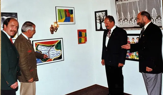 Der Freinberger Herbst war auch eine Bühne für Künstler aus der Region. Dieses Bild entstand vor 35 Jahren bei einer Vernissage im Kellerraum des Restaurant Blaas. Von rechts: Der damalige Kulturausschussobmann Erwin Ortanderl, Freinbergs langjähriger Ortschef Johann Schachner (+ im Februar 2023), der seinerzeitige Bezirkshauptmann Alfred Kimberger (+ im Juni 2023) und Freinbergs Tourismusobmann Weinbeißer Karl-Heinz Diebetsberger (+ im Jänner 2013). | Foto: Franz Gruber