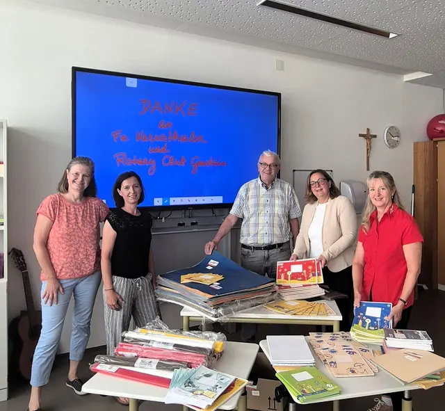 Schulaktion Sonderschule li.: Isabella Thaler, Pädagogin Margret Samtreiter,  Rotary-Präsident  Heinrich Thaler, Direktorin Karin Lainer, Margit Kreuzthaler