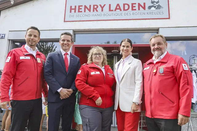 Gemeinsame Sache für die Weiterverwertung nicht verkaufter Second-Hand-Mode machen Hannes Buxbaum (Landesdirektor Gesundheits- und Soziale Dienste Rotes Kreuz Niederösterreich), Andreas Opelt, (CEO Saubermacher), Astrid Kepplinger-Past, (Gesundheits- und Soziale Dienste Rotes Kreuz Niederösterreich), Eva-Maria Wurzer (Business Development Textilien Saubermacher) und Hans Ebner (Präsident Rotes Kreuz Niederösterreich) (v. l.) | Foto: RK NÖ/M. Hechenberger