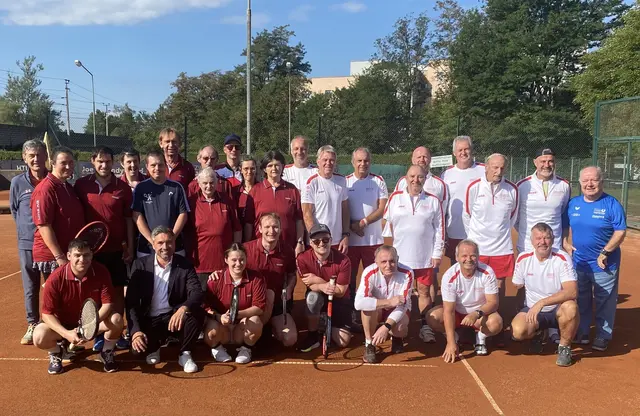 Gruppenfoto der Sportlerinnen und Sportler der OÖ Landesmeisterschaften Tennis