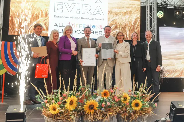 v.l.n.r.: Bürgermeister von Kostelní Lhota Tomáš DROBNÝ, Geschäftsführerin der Europäischen ARGE Landentwicklung und Dorferneuerung Theres Friewald-Hofbauer, Landeshauptfrau von Mittelböhmen Petra Pecková, Bürgermeister Stefan Salzmann und Vizebürgermeister Adolf Streit, Vorsitzende der Europäischen ARGE Landentwicklung und Dorferneuerung Landeshauptfrau Johanna Mikl-Leitner, Juryvorsitzende Nadja Häupl und Juror Christian Kropfitsch | Foto: Petr Vrestiak