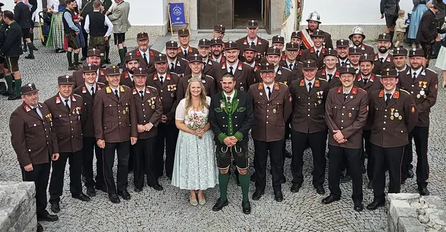 Die Kameraden gratulierten sehr herzlich. | Foto: ff-badischl.at/Christian Wacek