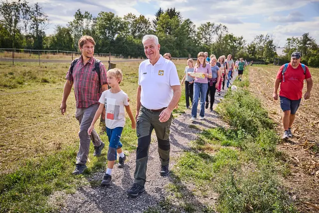 Aktiv mit dabei bei der „Tut gut!“-Familienwanderung in Mank war auch Landesrat Anton Kasser (Bildmitte) | Foto: Franz Gleiß
