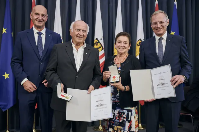 Landeshauptmann Thomas Stelzer und Sozial-Landesrat Christian Dörfel (li) überreichten Brigitta und Heinz Günther Niedl die Humanitätsmedaille des Landes Oberösterreich. | Foto: Land Oö Peter Mayr