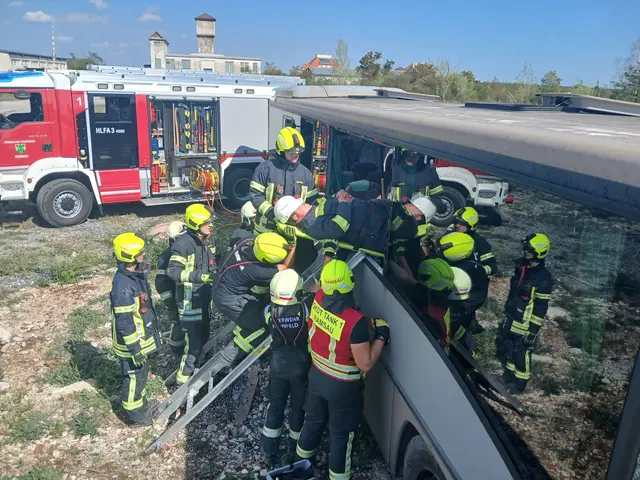 Rund 200 Feuerwehrmitglieder sowie Einsatzkräfte von Rotem Kreuz und Samariterbund nahmen teil. | Foto: BFKDO Lilienfeld, SID-Team West