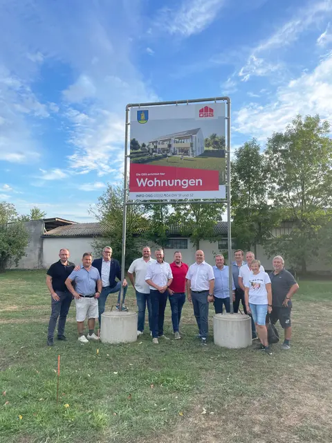 Vertreter von OSG, Gemeinde und Gewerke gaben den Startschuss für ein neues Wohnprojekt in der Dorfstraße.  | Foto: OSG