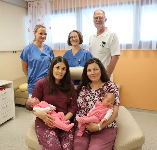 Doppeltes Babyglück in Krems: DGKP Bianca Baliko, stv. Stationsleitung, Dr. Florina-Victoria Vaida mit Tochter Elvira-Ioana, Lena Winkler, BSc, Hebamme, Dorina-Adriana Vizitiu und Tochter Naomi, Prim. Clin. Ass. Prof. Dr. Herbert Böck. | Foto: Universitätsklinikum Krems