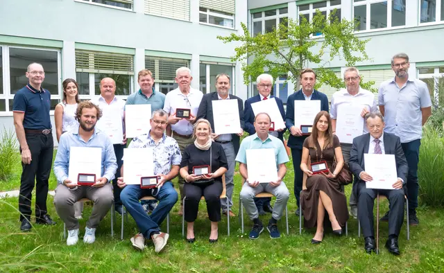 Innungsgeschäftsführer Markus Hofer (l.) und Landesinnungsmeister Jürgen Innocente (r.), gratulierten den Vertreterinnen und Vertretern der Dachdecker- und Spenglerbetriebe zur langjährigen Selbständigkeit. Christian Schreihofer aus Perg ist in der zweiten Reihe 6. von links zu sehen, davor in der ersten Reihe Karin Schreihofer. | Foto: WKO OÖ