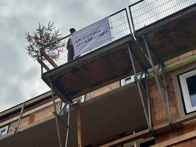 Bei der Gleichenfeier wurde traditionell der Gleichbaum mit dem Kran auf das Gebäude gehoben, dazu kamen Gleichenspruch und Gleichengeld. | Foto: Markus Kahrer