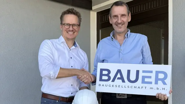 Übergabe und Neuorientierung: Wolfgang Berlinger (l.) tritt die Geschäftsleitung von Bauer Bau an Mario Steiner ab.