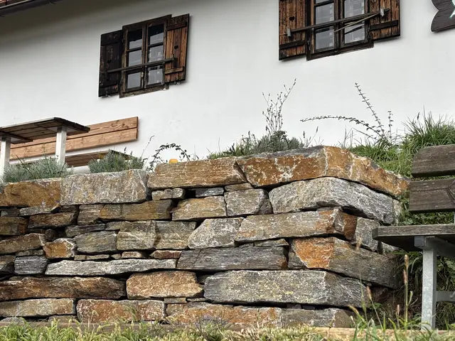 In traditioneller Bauweise wurde beim Weinmuseum in Kitzeck im Rahmen eines dreitägigen Workshops unter fachlicher Anleitung eine Trockensteinmauer errichtet.  Die Steinmauer bietet Hohlräume, besonnte Steinflächen und karge Fugenstandorte. | Foto: MeinBezirk/W. Fischer