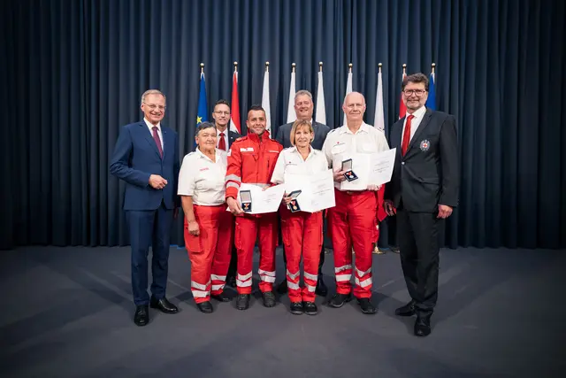 Die Geehrten aus dem Bezirk Freistadt mit Landeshauptmann Thomas Stelzer (l.), Rotkreuz-Bezirksgeschäftsleiter Gerald Roth (hinten, 2.v.l.), Landtagsabgeordneter Peter Handlos (hinten, 3.v.l.) und dem Präsidenten des OÖ Roten Kreuzes, Gottfried Hirz (r.). | Foto: Land OÖ