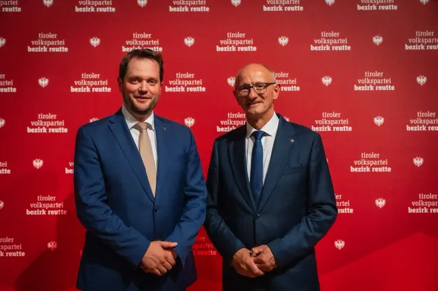 Florian Klotz mit Landeshauptmann Anton Mattle beim Bezirksparteitag in Breitenwang. | Foto: Tiroler Volkspartei