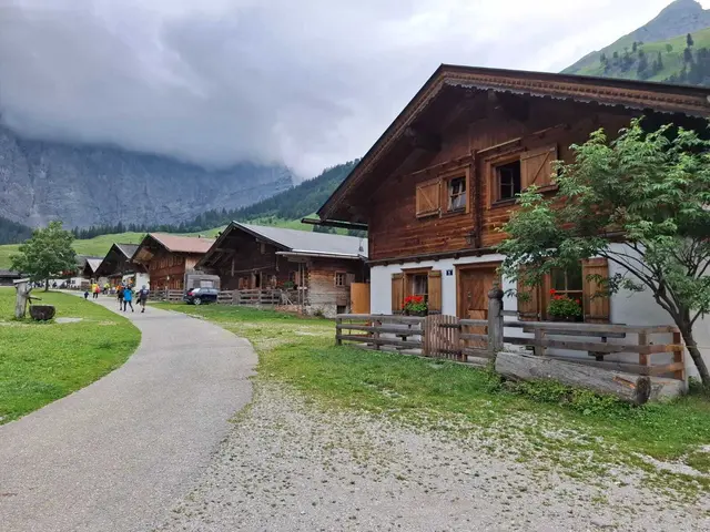 Beim Senioren-Café im Gasthaus Samböck in Pabneukirchen stand das Reisen im Mittelpunkt. Der Pabneukirchner Seniorenbund-Reiseleiter Altbürgermeister Johann Buchberger präsentierte die 4-Tages-Ortsgruppenreise nach Bayern und Tirol mit beeindruckenden Bildern. | Foto: Buchberger