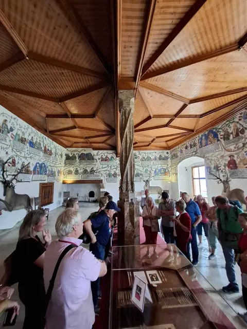 Beim Senioren-Café im Gasthaus Samböck in Pabneukirchen stand das Reisen im Mittelpunkt. Der Pabneukirchner Seniorenbund-Reiseleiter Altbürgermeister Johann Buchberger präsentierte die 4-Tages-Ortsgruppenreise nach Bayern und Tirol mit beeindruckenden Bildern. | Foto: Buchberger