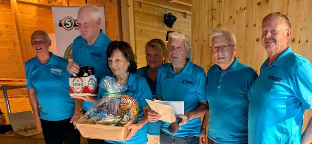 Das Siegerteam Freistadt 1 mit Bezirksobmann Erwin Pachner (l.) und Sportreferent Günter Keplinger (3.v.r.). | Foto: SB Freistadt/Günther Schinko