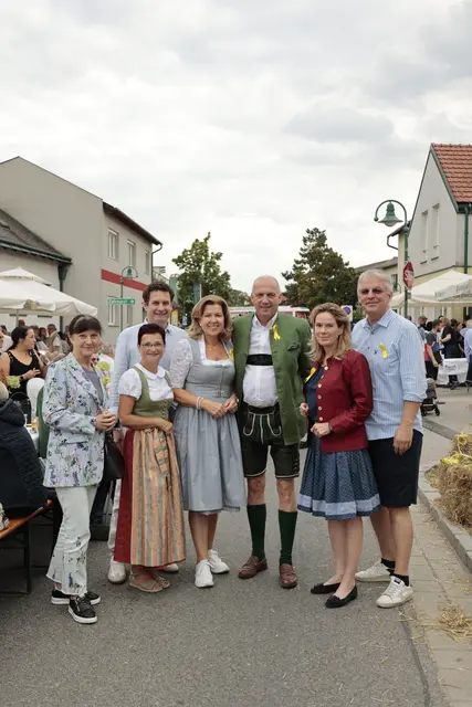 vlnr: BGM in Marion Thurner - Achau, BGM in Dagmar Händler - Gumpoldskirchen, BGM David Berl - Laxenburg, BGMin Doris Kirstorfer - Münchendorf, Bezirkshauptmann Philipp Enzinger, Vize BGM in Michaela Haidvogel - Ma. Enzersdorf, VzBGM Roland Wallner - Münchendorf. | Foto: Ayca Yoldas