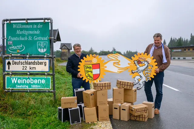 Zur Erinnerung wurde der magische Moment an der Landesgrenze auf der Weinebene festgehalten. | Foto: Robert Sommerauer