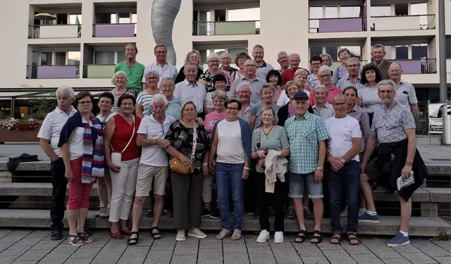 Beim Senioren-Café im Gasthaus Samböck in Pabneukirchen stand das Reisen im Mittelpunkt. Der Pabneukirchner Seniorenbund-Reiseleiter Altbürgermeister Johann Buchberger präsentierte die 4-Tages-Ortsgruppenreise nach Bayern und Tirol mit beeindruckenden Bildern. | Foto: Buchberger