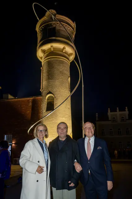 Landeshauptfrau Johanna Mikl-Leitner mit Künstler Martin Walde und Cornelius Grupp vor den „Luftlinien“. | Foto: NLK Khittl