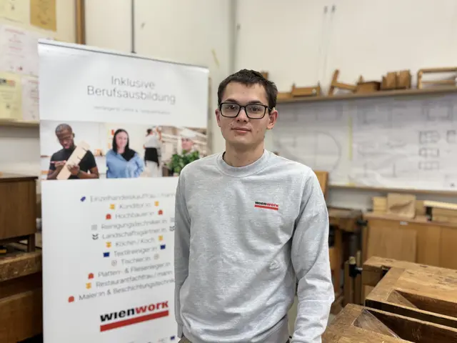 Lukas macht die Lehre zum Tischler bei Wien Work. Hier ist seine Ausbildung auf ihn und seine Bedürfnisse wie mit einer Säge zugeschnitten. | Foto: Michael Marbacher/MeinBezirk