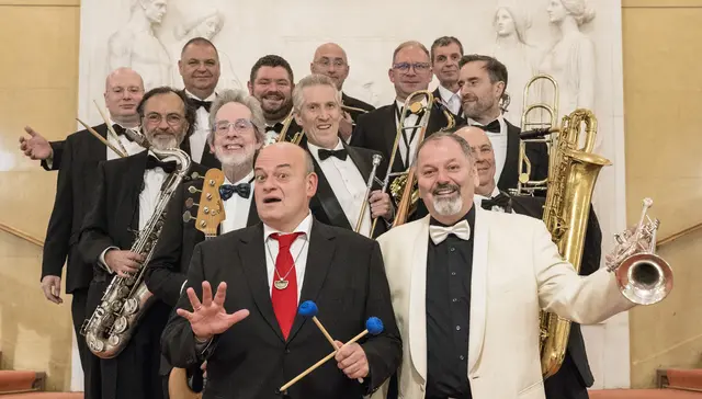 Sie haben den Swing im Blut: Martin Breinschmid (vorne l.) sowie Gerhard Aflenzer (vorne r.) und seine Broadway Big Band. | Foto: Karl Satzinger