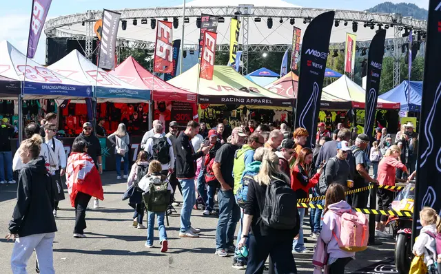 Getümmel in der neuen Fanzone.