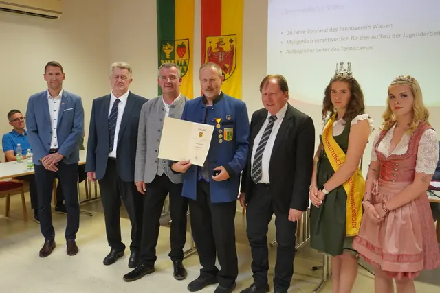 Rainer Strobl durfte sich über die Ehrennadel in Silber freuen.  | Foto: MeinBezirk/Barbara Babonitsch-Diewald