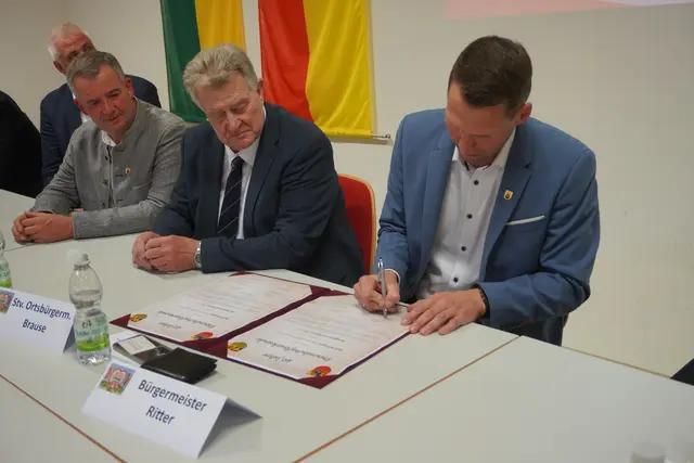 Im Zuge der Festsitzung wurde auch der Freundschaftsvertrag mit der Partnergemeinde Wittingen verlängert.  | Foto: MeinBezirk/Barbara Babonitsch-Diewald