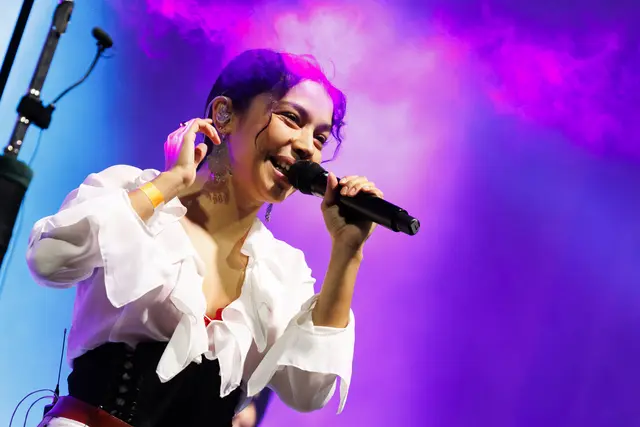 Die 28-jährige Tamara Flores ist bei den Latin Gramy Awards nominiert. Hier ist die Wienerin beim Popfest im Juli zu sehen.  | Foto: APA-Images / APA / TOBIAS STEINMAURER