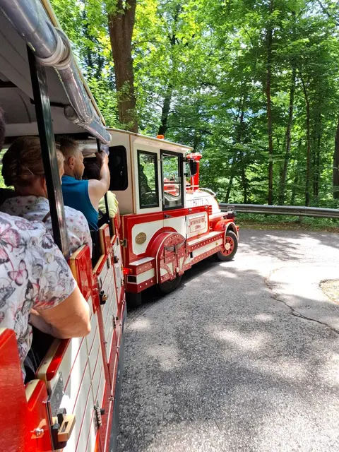 Beim Senioren-Café im Gasthaus Samböck in Pabneukirchen stand das Reisen im Mittelpunkt. Der Pabneukirchner Seniorenbund-Reiseleiter Altbürgermeister Johann Buchberger präsentierte die 4-Tages-Ortsgruppenreise nach Bayern und Tirol mit beeindruckenden Bildern. | Foto: Buchberger