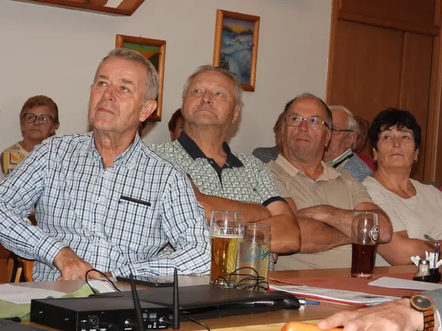 Beim Senioren-Café im Gasthaus Samböck in Pabneukirchen stand das Reisen im Mittelpunkt. Der Pabneukirchner Seniorenbund-Reiseleiter Altbürgermeister Johann Buchberger präsentierte die 4-Tages-Ortsgruppenreise nach Bayern und Tirol mit beeindruckenden Bildern. | Foto: Robert Zinterhof