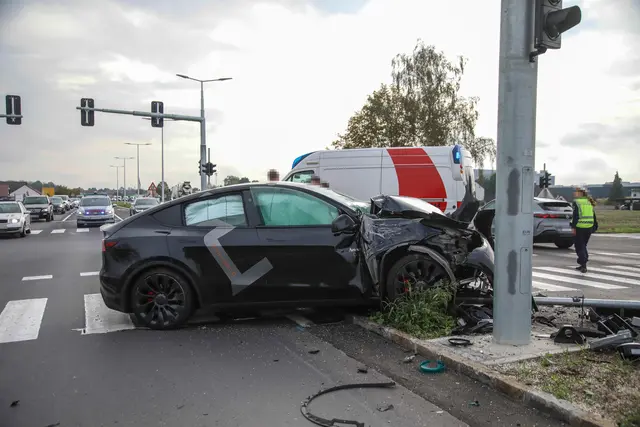 Auf einer Kreuzung der B1 in Marchtrenk fuhr ein Lenker mit seinem Tesla frontal in die Ampelanlage.