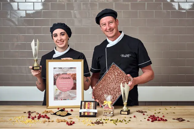 Strahlende Gewinner: Konditormeister Stefan Schatz und Konditormeisterin Theresa Laner mit ihren Auszeichnungen. | Foto: Ruetz