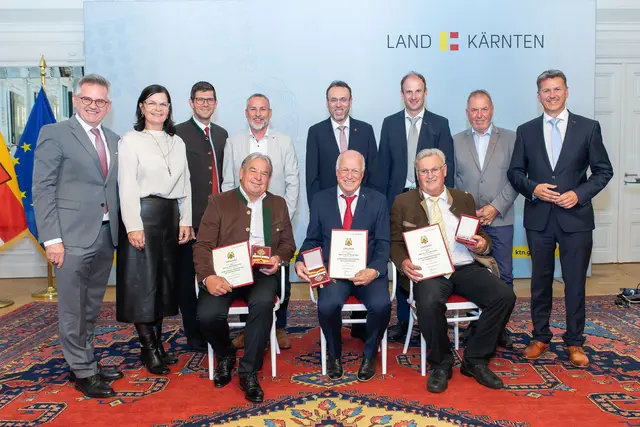 Gruppenfoto mit den Ehrenzeichenträgern BGM Manfred Maierhofer, BGM Ingo Appé, BGM Johann Windbichler mit den Nachfolgern BGM Anton Safran, BGM Christian Gamsler und BGM Bernhard Knotz mit Landtagspräs. Andreas Scherwitzl, LR.in Marika Lagger-Pöllinger, LHStv. Martin Gruber und LH Daniel Fellner. | Foto: LPD Kärnten/Gernot Gleiss
