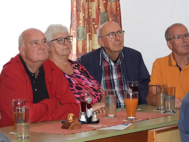 Beim Senioren-Café im Gasthaus Samböck in Pabneukirchen stand das Reisen im Mittelpunkt. Der Pabneukirchner Seniorenbund-Reiseleiter Altbürgermeister Johann Buchberger präsentierte die 4-Tages-Ortsgruppenreise nach Bayern und Tirol mit beeindruckenden Bildern. | Foto: Robert Zinterhof