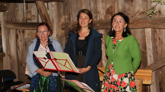 Die "Hollerblüten" begeisterten mit Jodlern, Gstanzln und Liedern.  | Foto: Robert Cupak