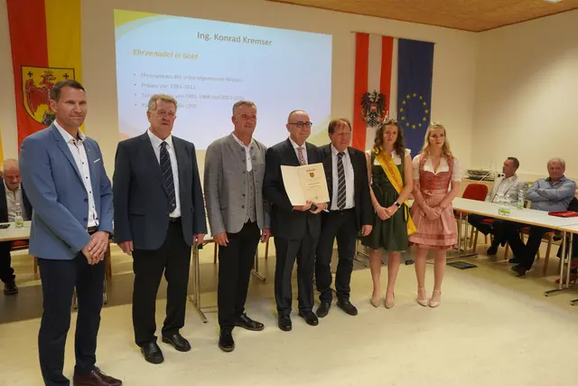 Konrad Kremser wurde mit der Ehrennadel in Gold geehrt.  | Foto: MeinBezirk/Barbara Babonitsch-Diewald