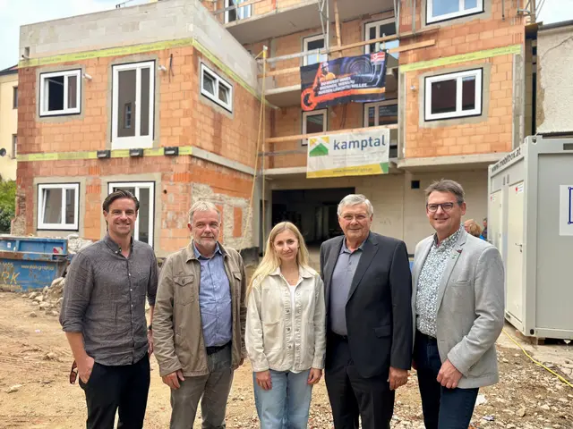 Vizebürgermeister Heinrich Nagl und Landtagsabgeordneter Franz Linsbauer freuen sich über den neuen Wohnraum in Horn. | Foto: Markus Kahrer