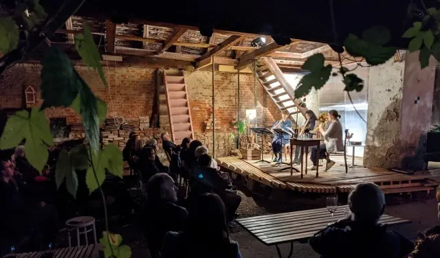 Beim Festival Haus lebt, wird die Baustelle in der Michaeligasse zur Bühne für Musik und Theater. | Foto: Simon Brugner