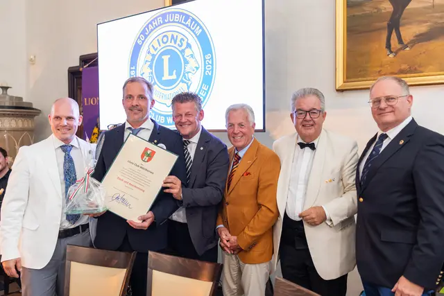 Bürgermeister Christian Scheider mit Mitgliedern bei der gestrigen Jubiläumsfeier des Lions Club Wörthersee im Schloss Maria Loretto. | Foto: SK/Zangerle